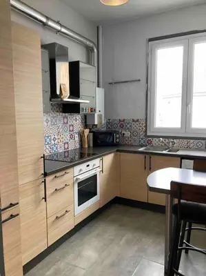 Cuisine ou kitchenette dans l'établissement Coeur de ville, balcon & parking gratuit