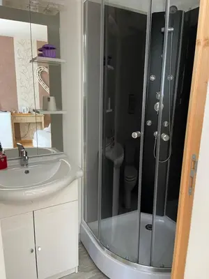 Salle de bains dans l'établissement Chambres de l enclose
