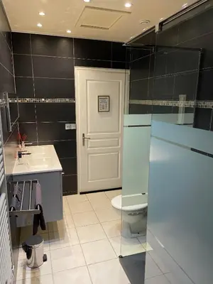 Salle de bains dans l'établissement Chambres de l enclose