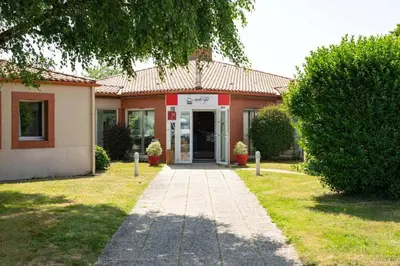 Jardin de l'établissement Hôtel La Petite Auberge