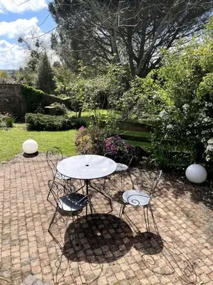 Jardin de l'établissement Maison aux volets bleus