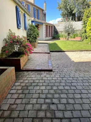 Jardin de l'établissement Maison aux volets bleus