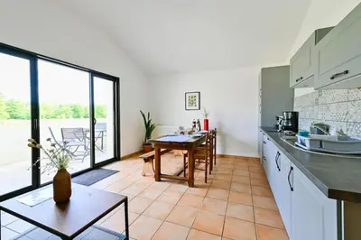 Cuisine ou kitchenette dans l'établissement L'Evasion en Pierre Piscine et Étang Privé