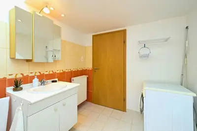 Salle de bains dans l'établissement L'Evasion en Pierre Piscine et Étang Privé