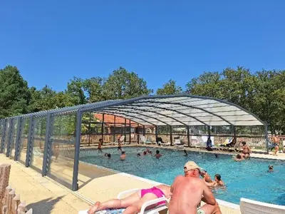 Piscine de l'établissement mobil home moderne et spacieux ou située à proximité