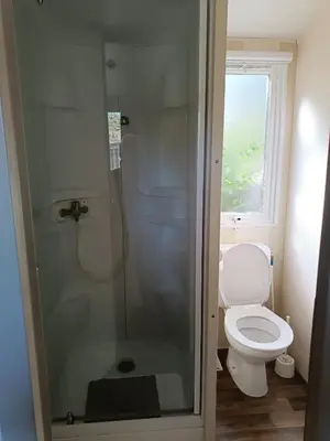 Salle de bains dans l'établissement Mobil-home en pleine Nature