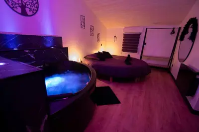 Télévision ou salle de divertissement dans l'établissement L'échappée nocturne Love
