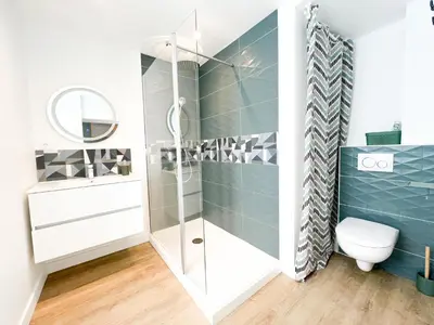 Salle de bains dans l'établissement La Perle du Commando, 80m Front de mer