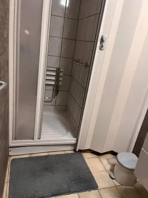 Salle de bains dans l'établissement Appartement pierres apparentes
