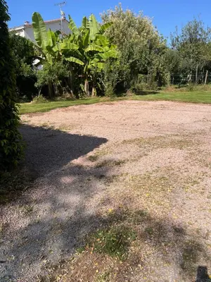 Jardin de l'établissement Appartement pierres apparentes