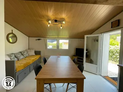 Télévision ou salle de divertissement dans l'établissement Gîte romantique avec spa et jardin à 1 km de l'Atlantique, proche Noirmoutier et plages - FR-1-426-554
