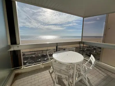 Vue générale sur la mer ou vue sur la mer prise depuis l'appartement