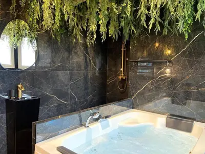 Salle de bains dans l'établissement La folie sauvage - Balnéo & haut de gamme