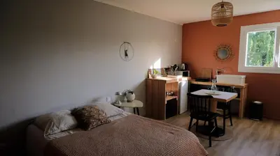 Un ou plusieurs lits dans un hébergement de l'établissement Studio A avec parking