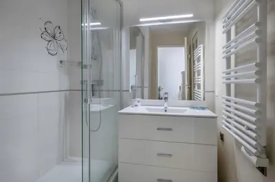 Salle de bains dans l'établissement Bord de mer, rez-de-terrasse pour 4, Pornic