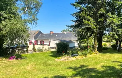 Jardin de l'établissement Maison charmante à Ombrée d'Anjou avec jardin et terrasse