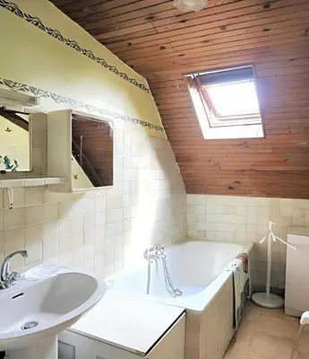 Salle de bains dans l'établissement Maison charmante à Ombrée d'Anjou avec jardin et terrasse
