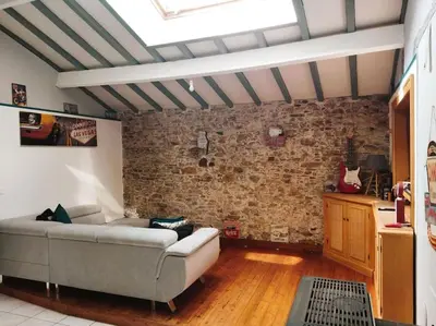 Coin salon dans l'établissement Charmante maison atypique en village