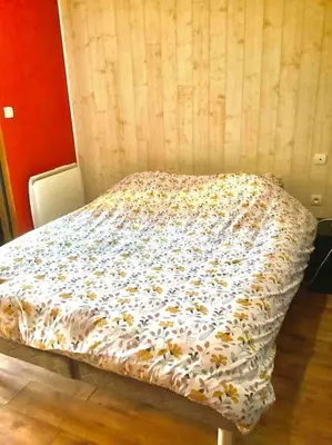 Un ou plusieurs lits dans un hébergement de l'établissement Charmante maison atypique en village