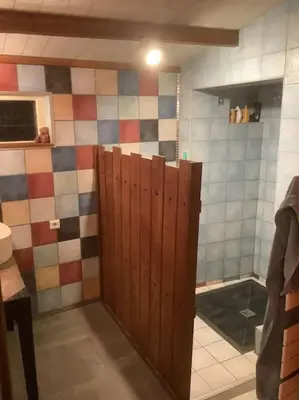 Cuisine ou kitchenette dans l'établissement Charmante maison atypique en village