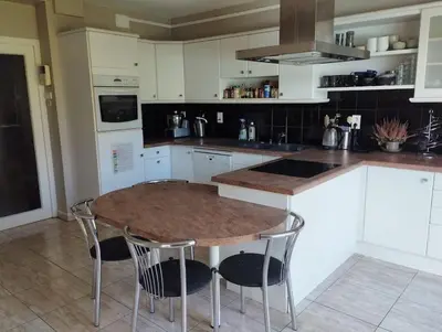 Cuisine ou kitchenette dans l'établissement Grande maison familiale avec piscine couverte chauffée à 15 min du centre de Nantes