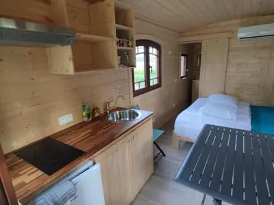 Cuisine ou kitchenette dans l'établissement roulotte tout confort à la ferme 2