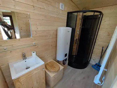 Salle de bains dans l'établissement roulotte tout confort à la ferme 2