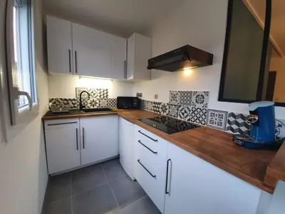 Cuisine ou kitchenette dans l'établissement La citadine