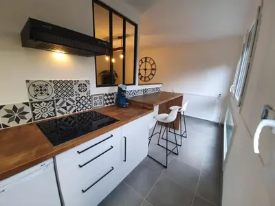 Cuisine ou kitchenette dans l'établissement La citadine