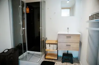 Salle de bains dans l'établissement le Refuge des Géants