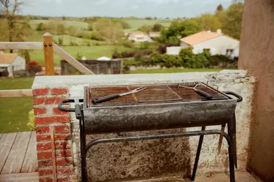 Barbecue disponible mis à disposition des clients de l'appartement