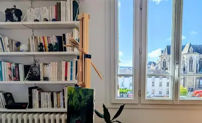 Bibliothèque dans le séjour chez l'habitant