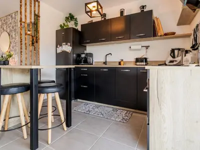Cuisine ou kitchenette dans l'établissement Charmante Maison Moderne avec Jardin Privé à 9 km de la Plage, Wi-Fi et Équipements Confortables - FR-1-306-1277