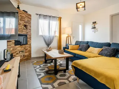 Télévision ou salle de divertissement dans l'établissement Charmante Maison Moderne avec Jardin Privé à 9 km de la Plage, Wi-Fi et Équipements Confortables - FR-1-306-1277