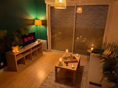 Télévision ou salle de divertissement dans l'établissement LeCocon ProcheMer ToutConfort 2-4pers