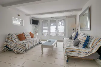 Coin salon dans l'établissement 280m de la plage, appartement pour 4