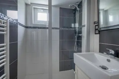 Salle de bains dans l'établissement 280m de la plage, appartement pour 4