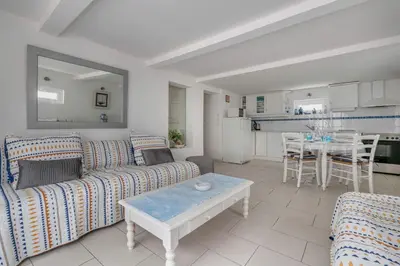 Cuisine ou kitchenette dans l'établissement 280m de la plage, appartement pour 4