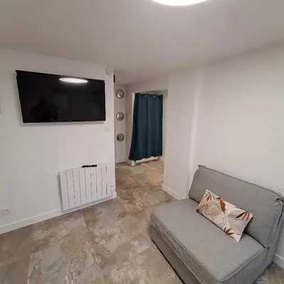 Télévision ou salle de divertissement dans l'établissement Studio calme proche centre-ville