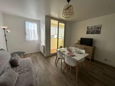 Coin salon dans l'établissement Appartement rénové 2 pièces avec balcon, à 200m de la plage, St Hilaire de Riez - FR-1-224C-318