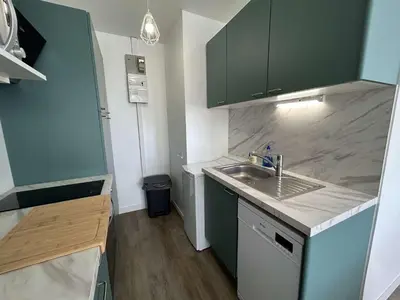 Cuisine ou kitchenette dans l'établissement Appartement rénové 2 pièces avec balcon, à 200m de la plage, St Hilaire de Riez - FR-1-224C-318