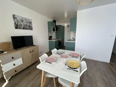 Télévision ou salle de divertissement dans l'établissement Appartement rénové 2 pièces avec balcon, à 200m de la plage, St Hilaire de Riez - FR-1-224C-318