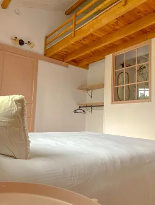 Un ou plusieurs lits dans un hébergement de l'établissement Un petit bout de Louisiane chambre d'hôtes avec Piscine et Petit Déjeuner