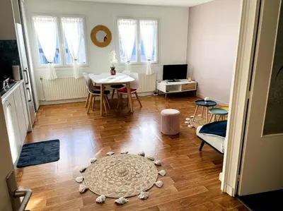 Télévision ou salle de divertissement dans l'établissement Appart, chantier naval, très cosy et vintage