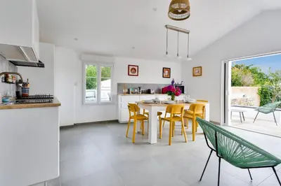 Cuisine ou kitchenette dans l'établissement 500m de la plage - Maison 6 adultes & 1 enfant