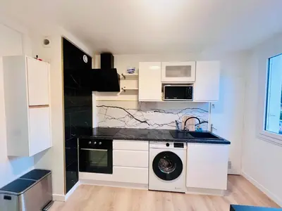 Cuisine ou kitchenette dans l'établissement NOZA Appartement 65m2, 2 chambres - RDC, Parking gratuit, Nantes agglo Rezé