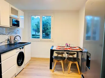 Cuisine ou kitchenette dans l'établissement NOZA Appartement 65m2, 2 chambres - RDC, Parking gratuit, Nantes agglo Rezé