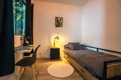 Un ou plusieurs lits dans un hébergement de l'établissement Maison de ville envoutante, expérience unique !