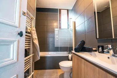 Salle de bains dans l'établissement Maison de ville envoutante, expérience unique !