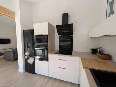 Cuisine ou kitchenette dans l'établissement Havre de paix Maison rénovée avec jardin